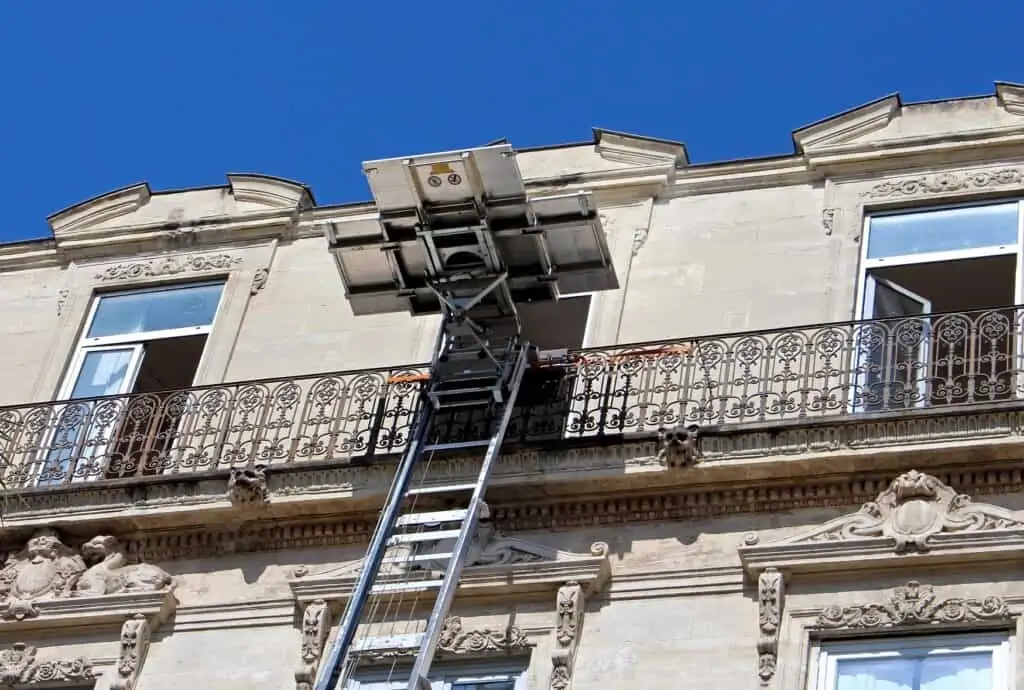 Mudanza con plataforma elevadora